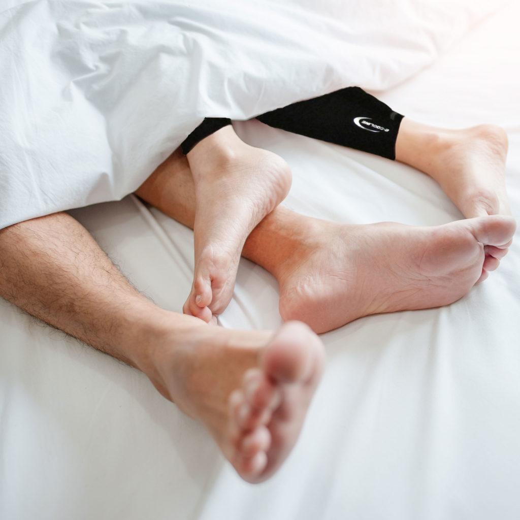 Kind trägt Wadenkühler Young und liegt im Bett