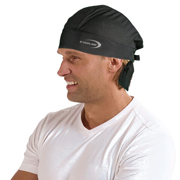 Uomo indossa la bandana light E.COOLINE di colore nero