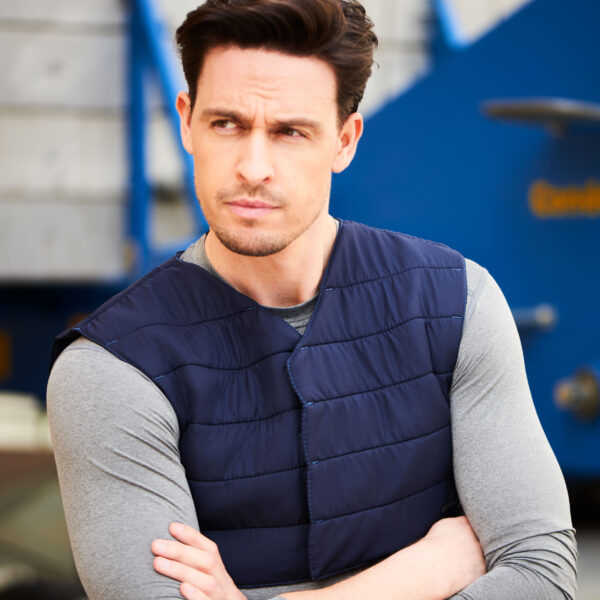 Uomo sportivo indossa gilet refrigerante E.COOLINE SX3 di colore blu