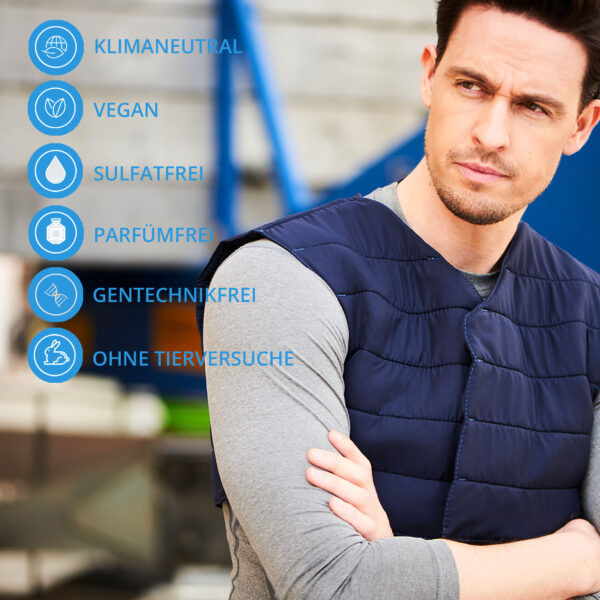 Elenco dei vantaggi del prodotto, uomo indossa un gilet refrigerante diE.COOLINE di colore blu
