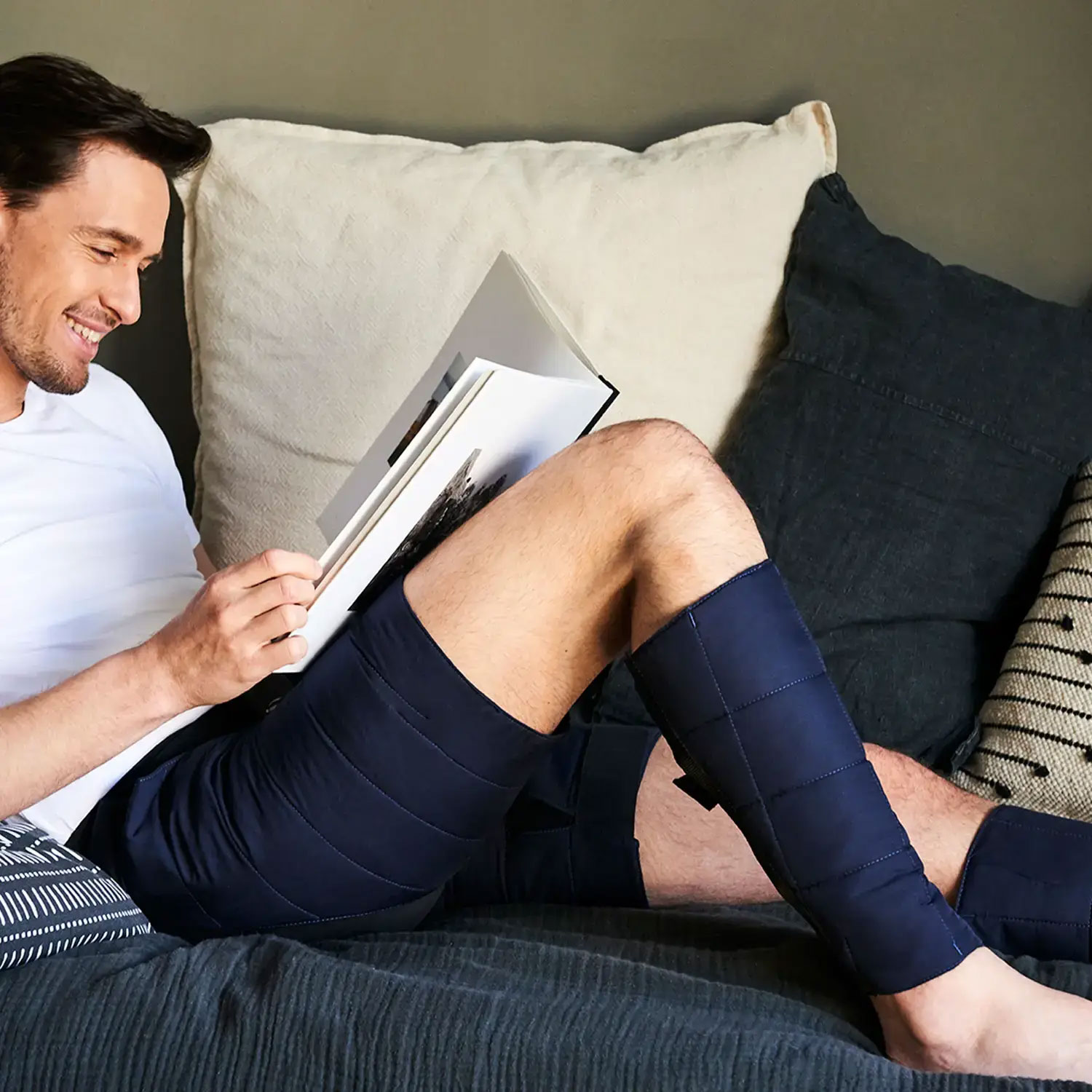 E-COOLINE-Powercool-SX3-Boots-1-Paar-Wadenkuehler-mit-Klettverschluss-Ecooline-Wadenkuehler-ohne-Logo-Mann-auf-dem-Sofa.jpg